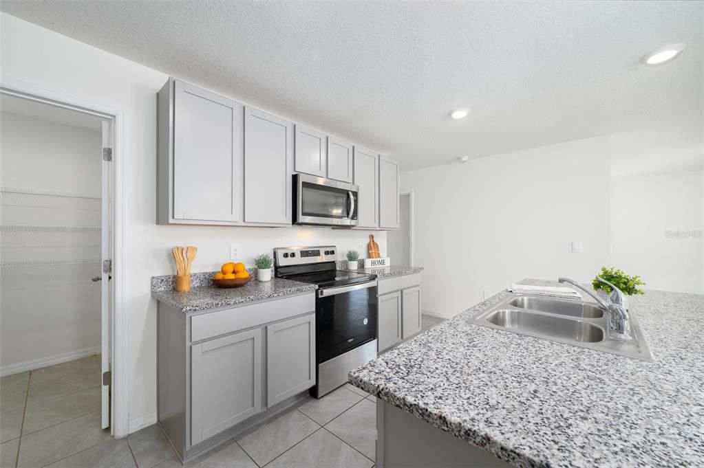 待售: $329,900 (5 贝兹, 3 浴室, 2390 平方英尺)