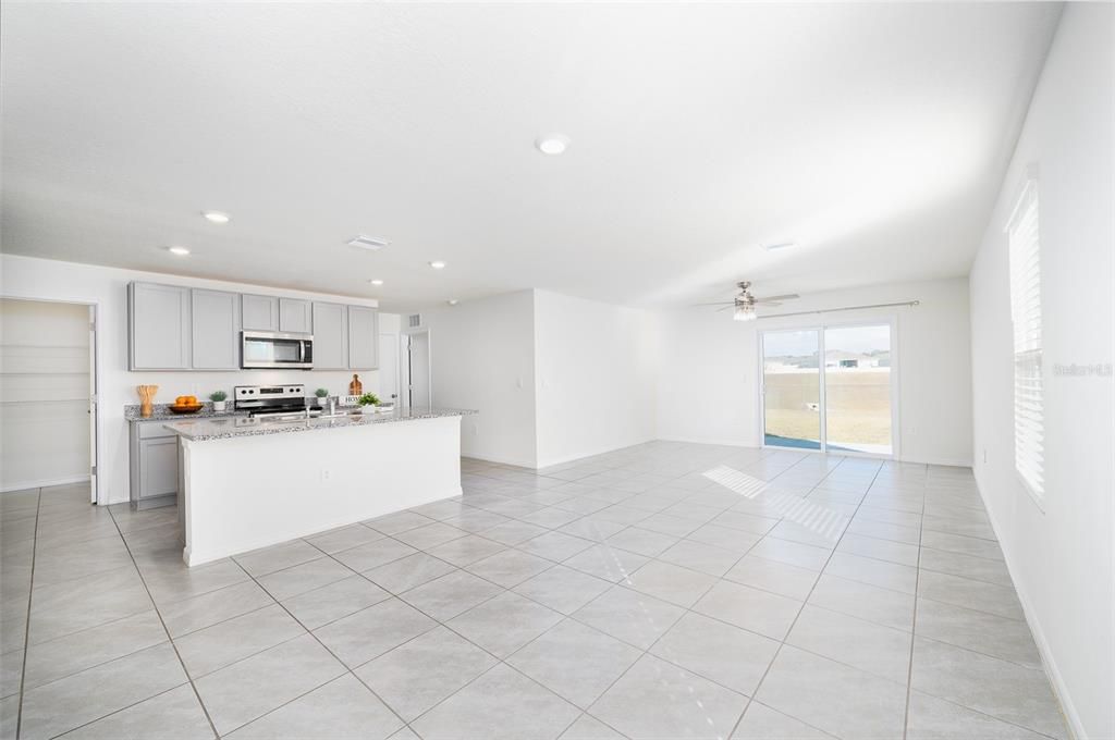 待售: $329,900 (5 贝兹, 3 浴室, 2390 平方英尺)