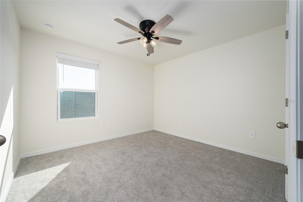 待售: $329,900 (5 贝兹, 3 浴室, 2390 平方英尺)