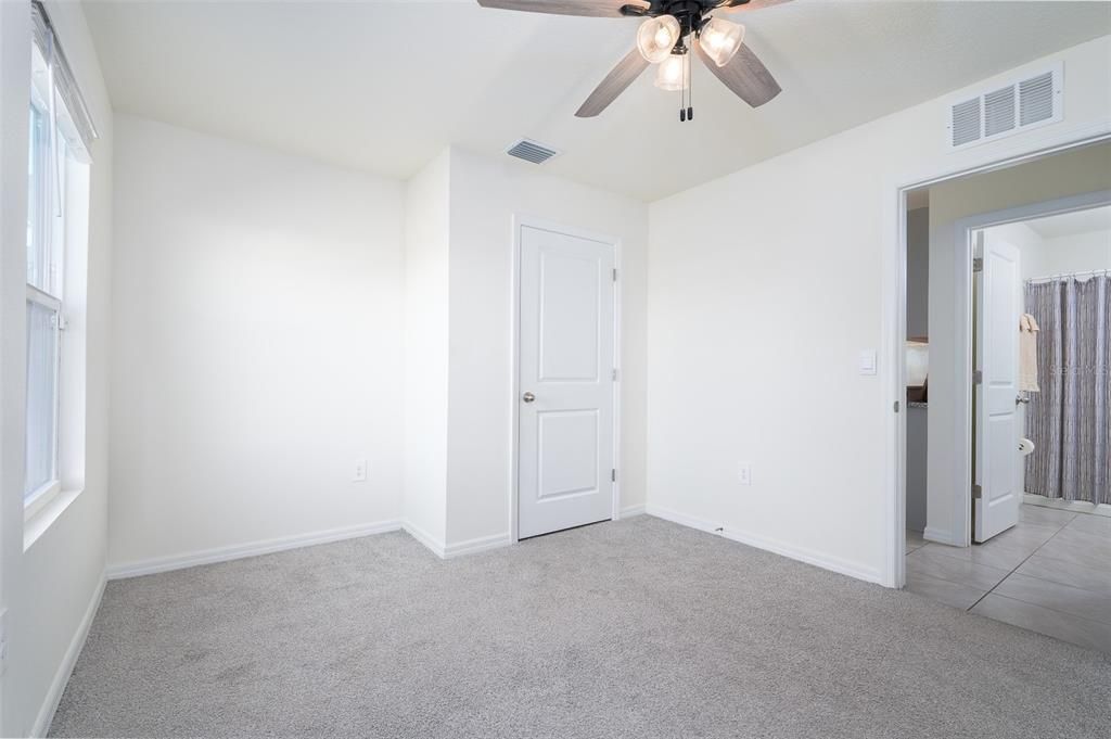 待售: $329,900 (5 贝兹, 3 浴室, 2390 平方英尺)