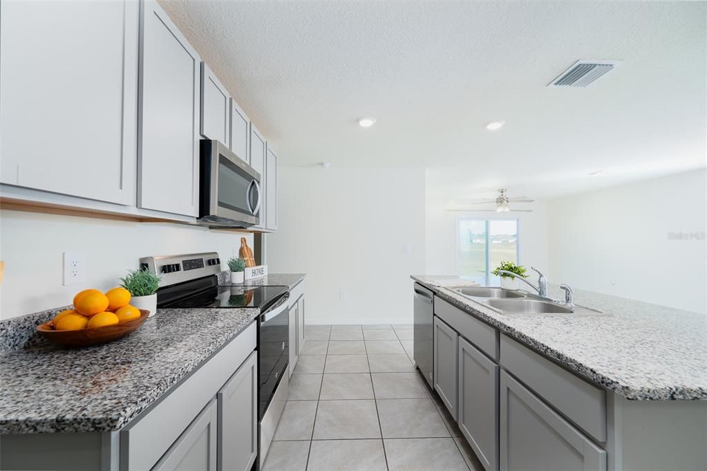 待售: $329,900 (5 贝兹, 3 浴室, 2390 平方英尺)