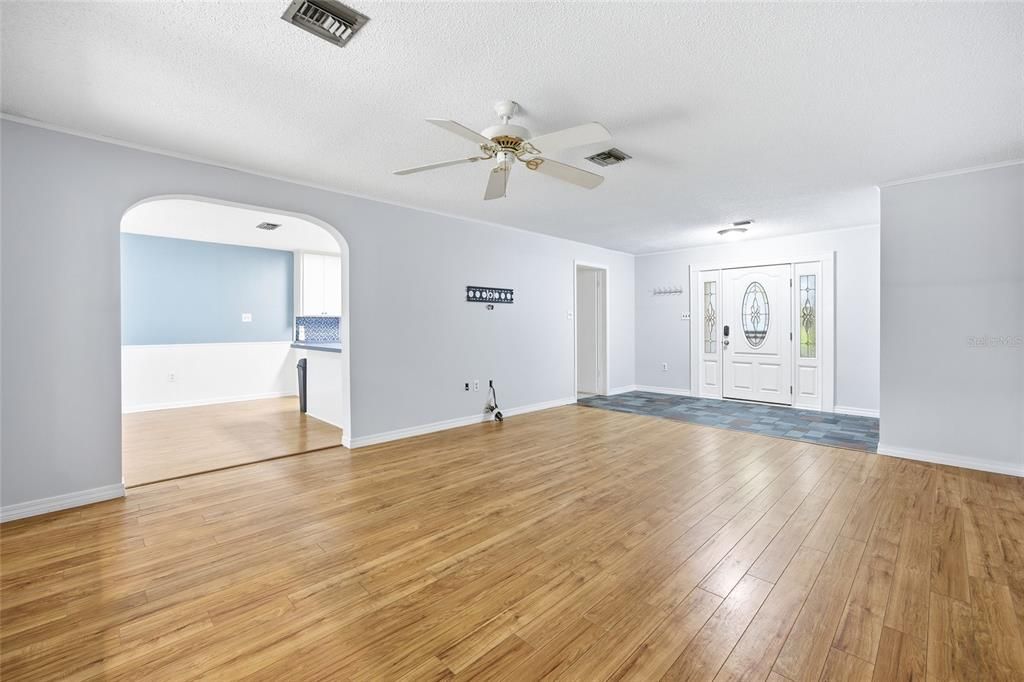 待售: $239,000 (3 贝兹, 2 浴室, 1568 平方英尺)