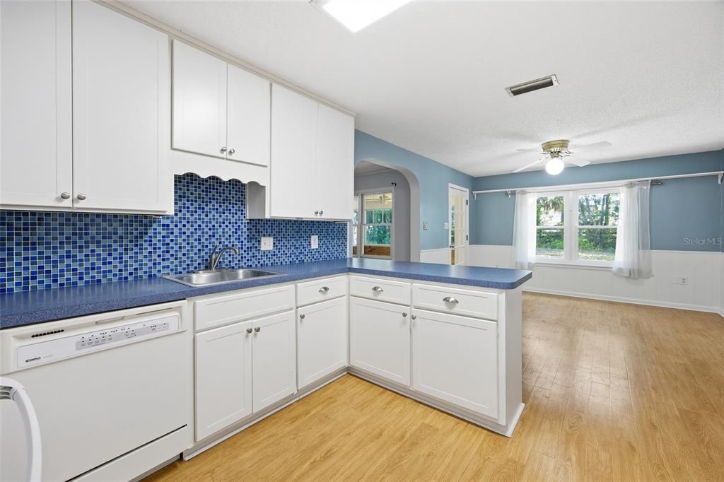 待售: $239,000 (3 贝兹, 2 浴室, 1568 平方英尺)