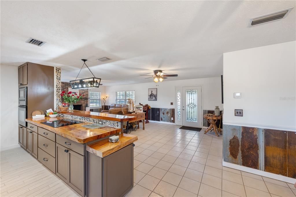 For Sale: $875,000 (2 beds, 1 baths, 1352 Square Feet)