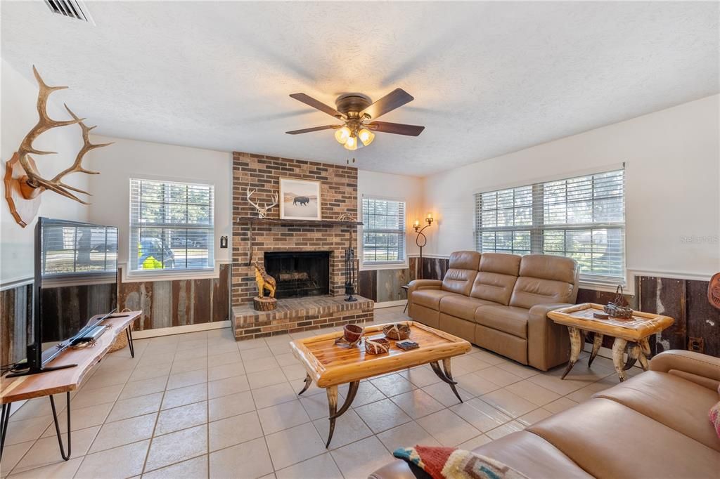 For Sale: $875,000 (2 beds, 1 baths, 1352 Square Feet)