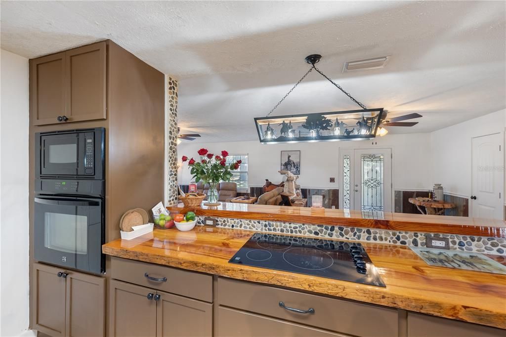 For Sale: $875,000 (2 beds, 1 baths, 1352 Square Feet)