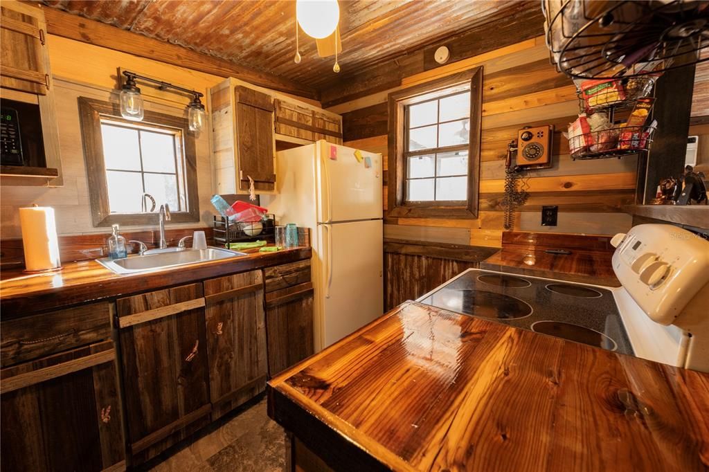 For Sale: $875,000 (2 beds, 1 baths, 1352 Square Feet)