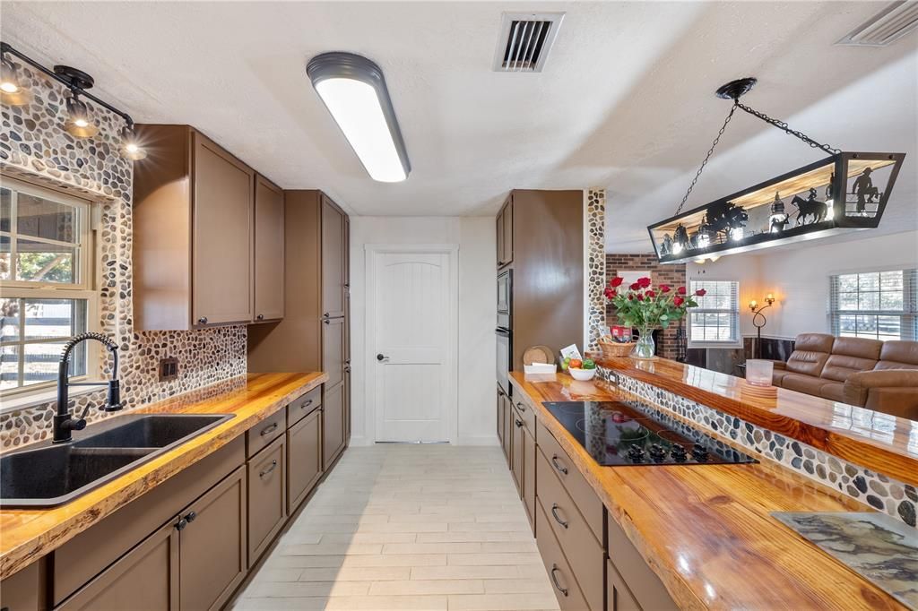 For Sale: $875,000 (2 beds, 1 baths, 1352 Square Feet)