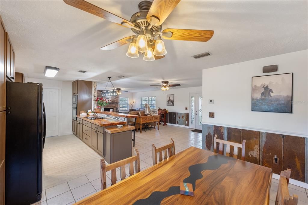 For Sale: $875,000 (2 beds, 1 baths, 1352 Square Feet)