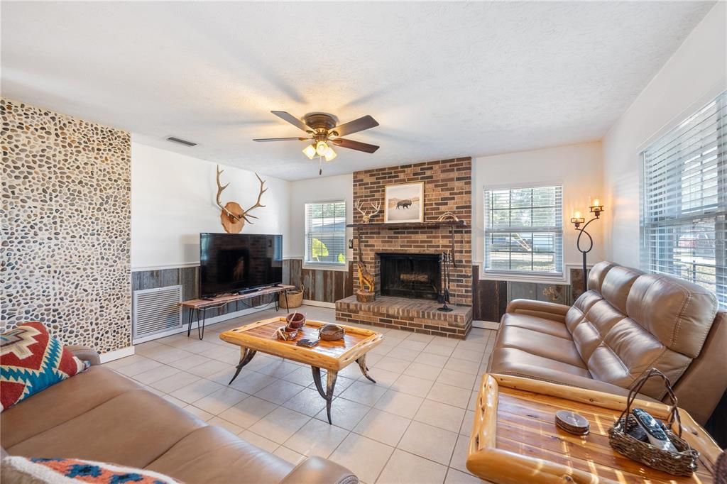 For Sale: $875,000 (2 beds, 1 baths, 1352 Square Feet)