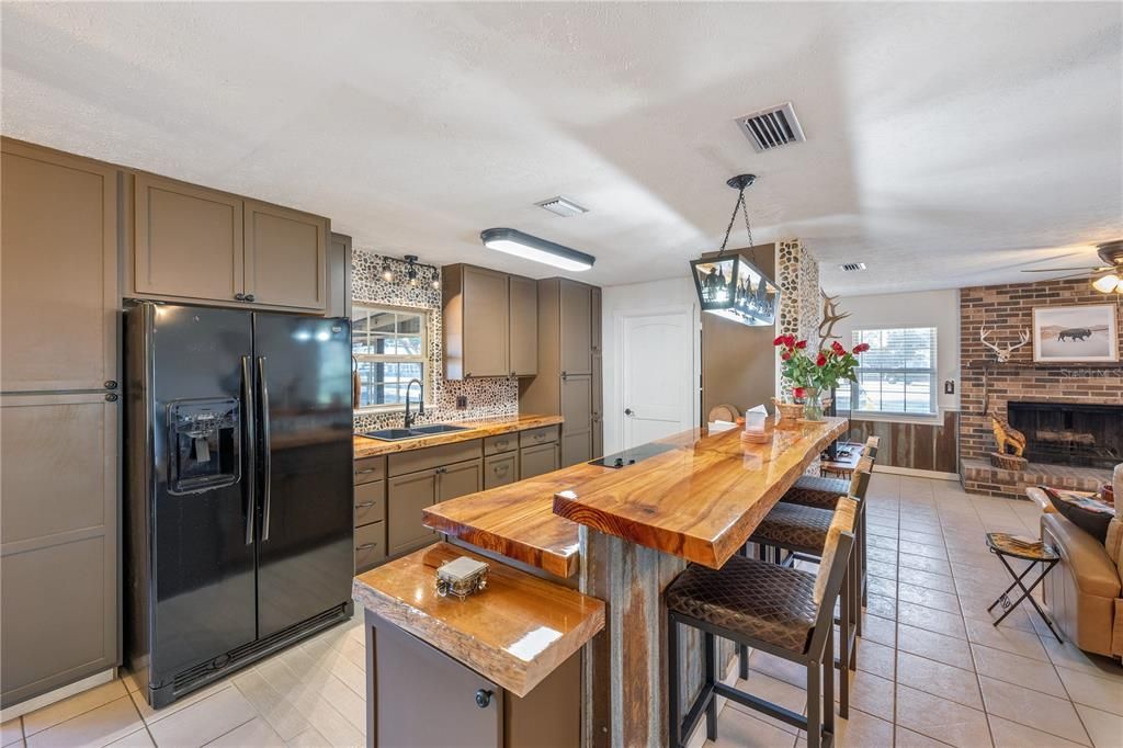For Sale: $875,000 (2 beds, 1 baths, 1352 Square Feet)