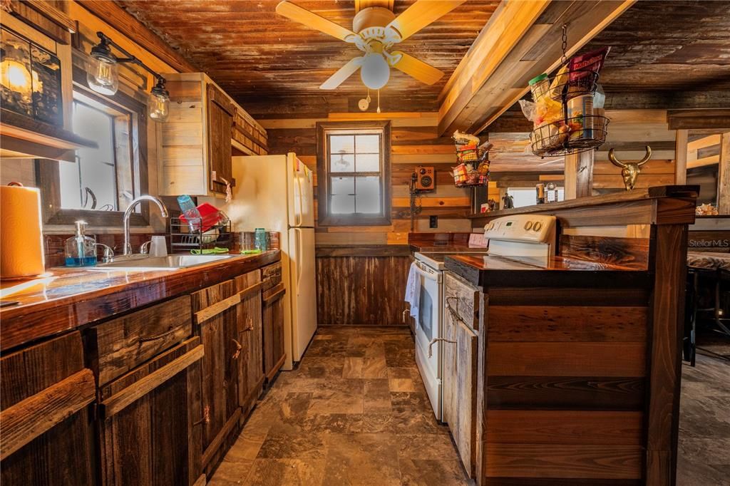 For Sale: $875,000 (2 beds, 1 baths, 1352 Square Feet)