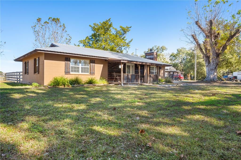 For Sale: $875,000 (2 beds, 1 baths, 1352 Square Feet)