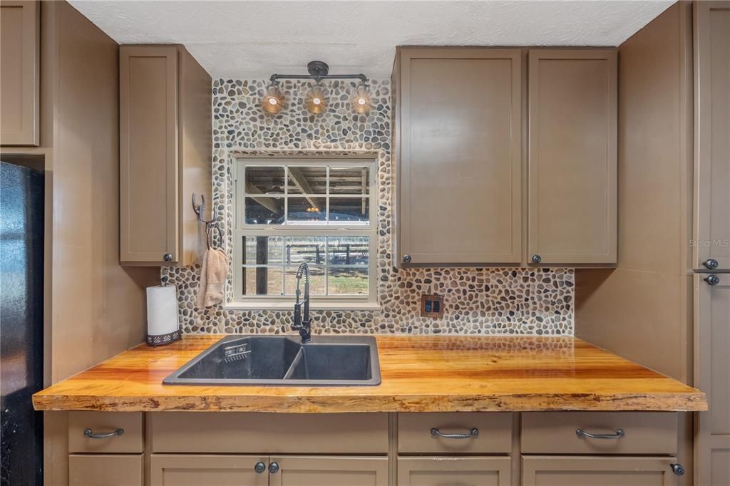 For Sale: $875,000 (2 beds, 1 baths, 1352 Square Feet)