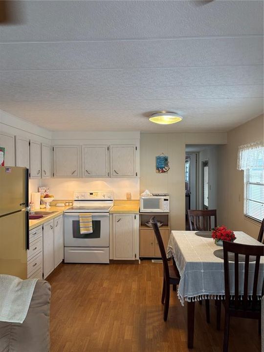 待售: $84,900 (1 贝兹, 1 浴室, 756 平方英尺)