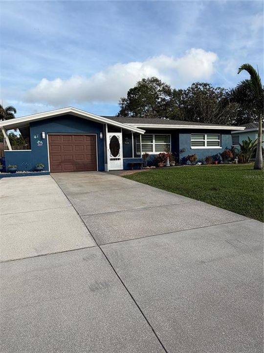 For Sale: $725,000 (3 beds, 2 baths, 1158 Square Feet)