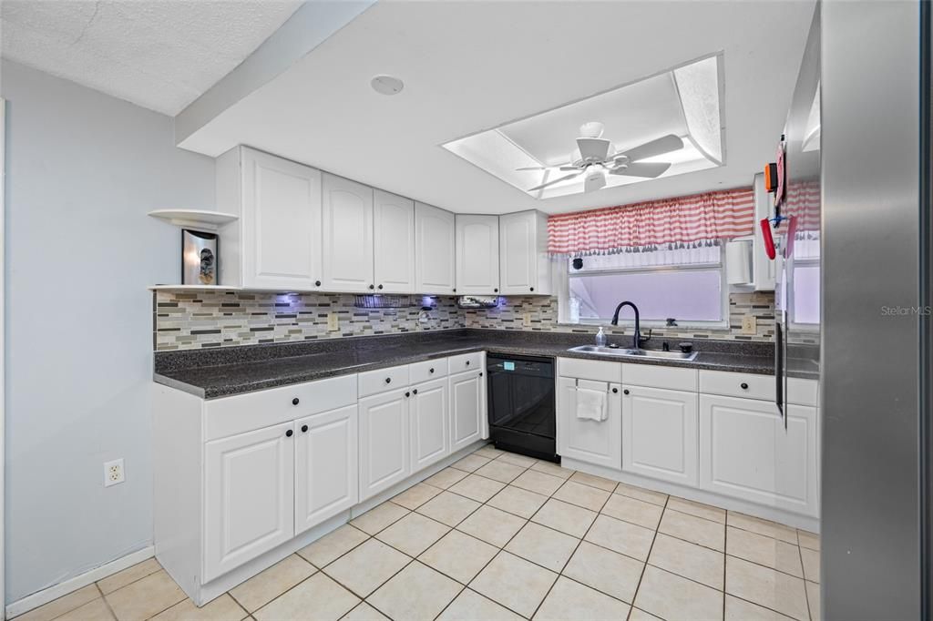 待售: $218,000 (3 贝兹, 2 浴室, 1584 平方英尺)