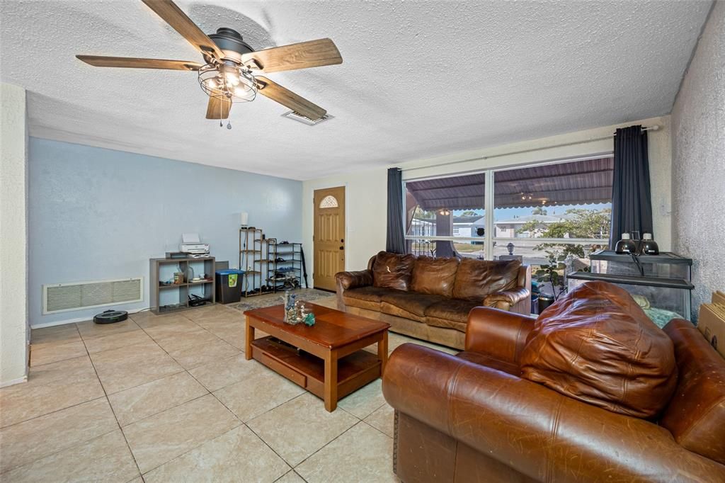 待售: $218,000 (3 贝兹, 2 浴室, 1584 平方英尺)