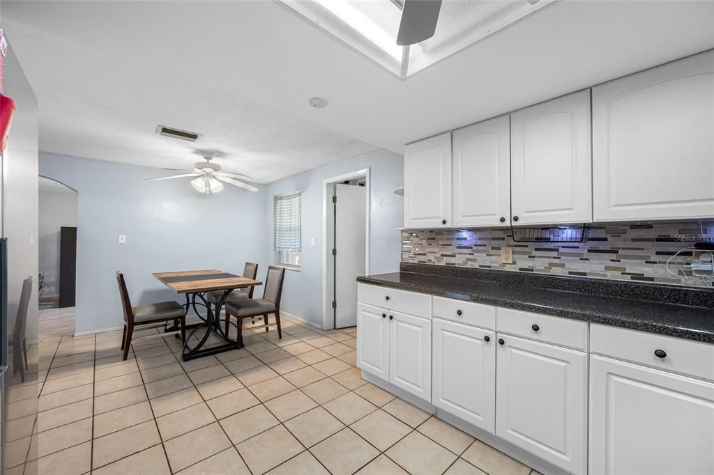 待售: $218,000 (3 贝兹, 2 浴室, 1584 平方英尺)