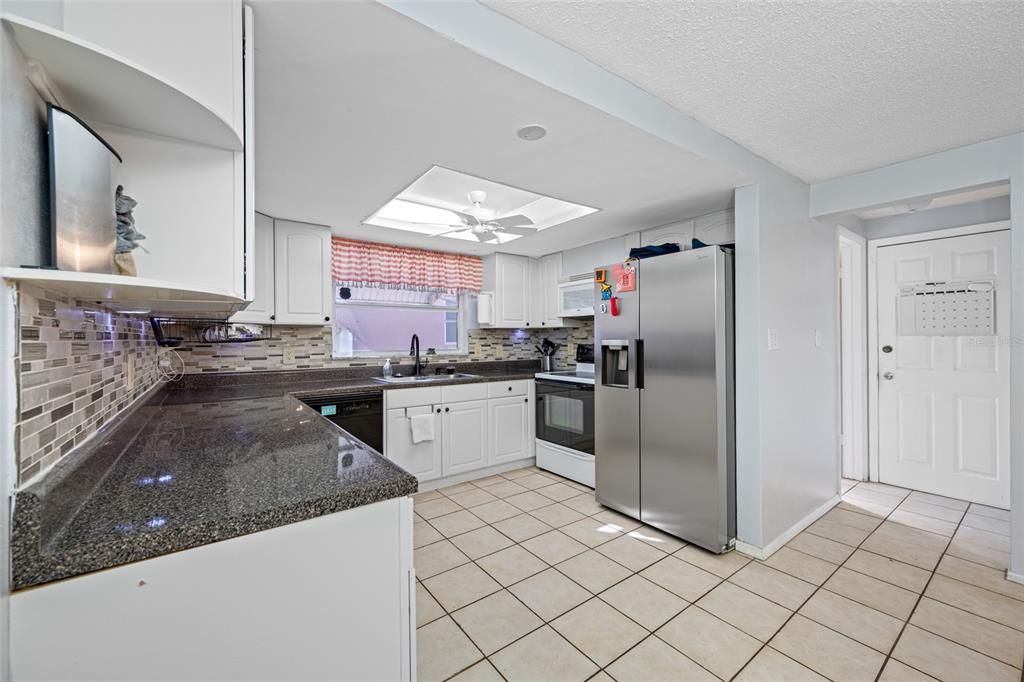 待售: $218,000 (3 贝兹, 2 浴室, 1584 平方英尺)