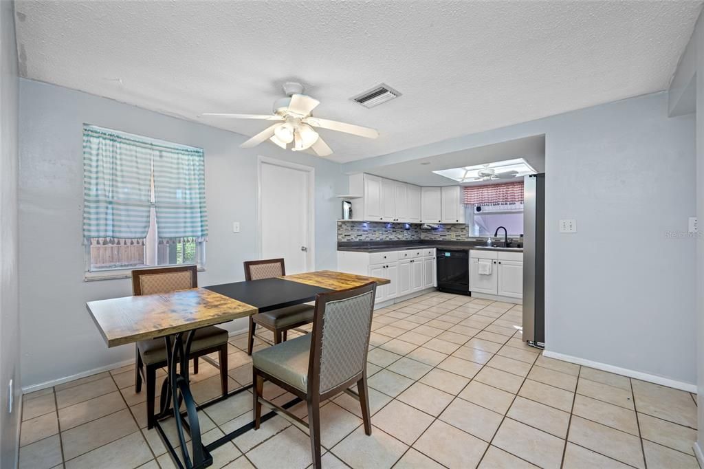 待售: $218,000 (3 贝兹, 2 浴室, 1584 平方英尺)