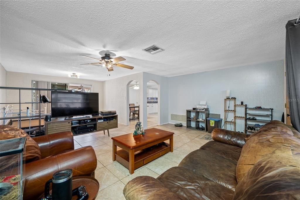 待售: $218,000 (3 贝兹, 2 浴室, 1584 平方英尺)