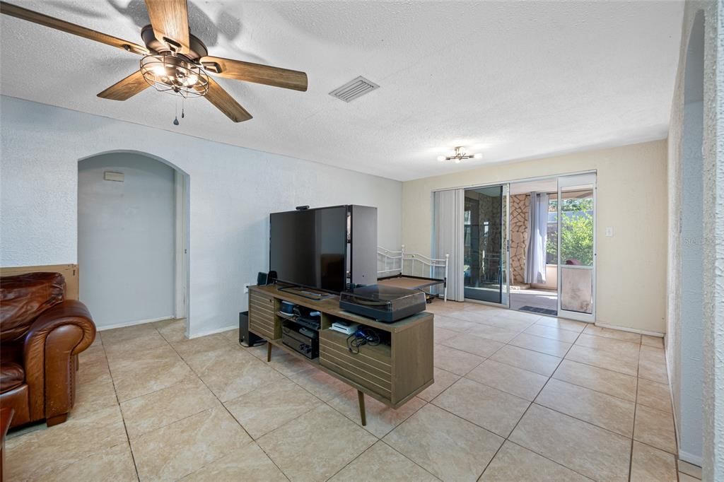 待售: $218,000 (3 贝兹, 2 浴室, 1584 平方英尺)