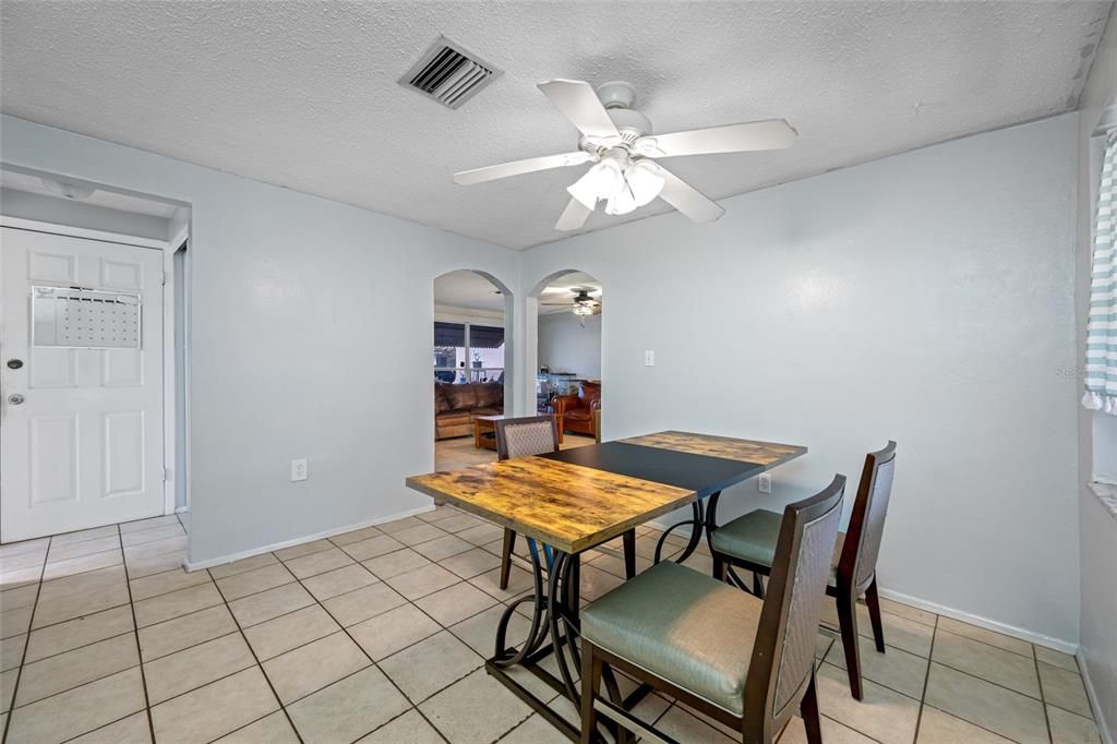 待售: $218,000 (3 贝兹, 2 浴室, 1584 平方英尺)