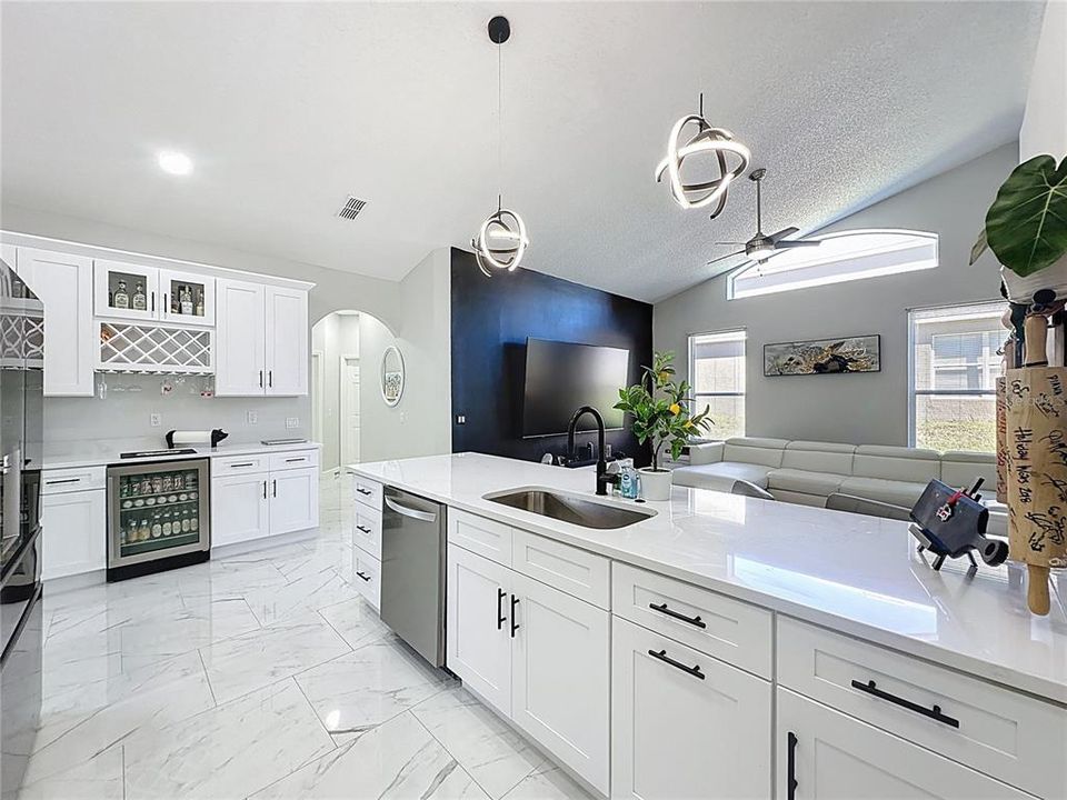 En Venta: $489,900 (4 camas, 2 baños, 2001 Pies cuadrados)