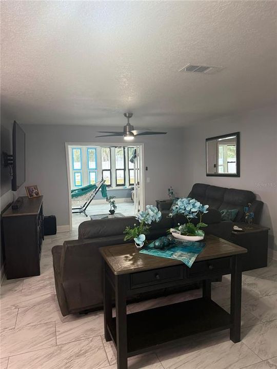 En Venta: $410,000 (4 camas, 2 baños, 1793 Pies cuadrados)