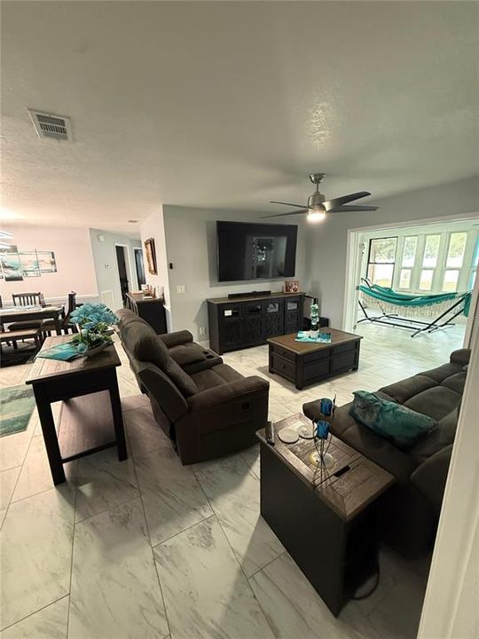 En Venta: $410,000 (4 camas, 2 baños, 1793 Pies cuadrados)