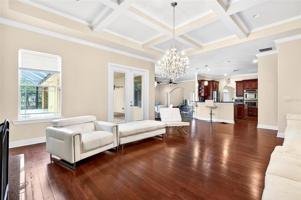 На продажу: $750,000 (6 спален, 3 ванн, 4350 Квадратных фут)