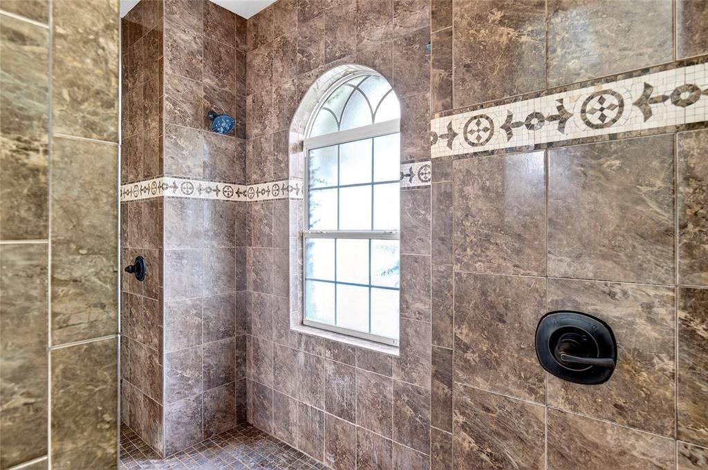 На продажу: $750,000 (6 спален, 3 ванн, 4350 Квадратных фут)