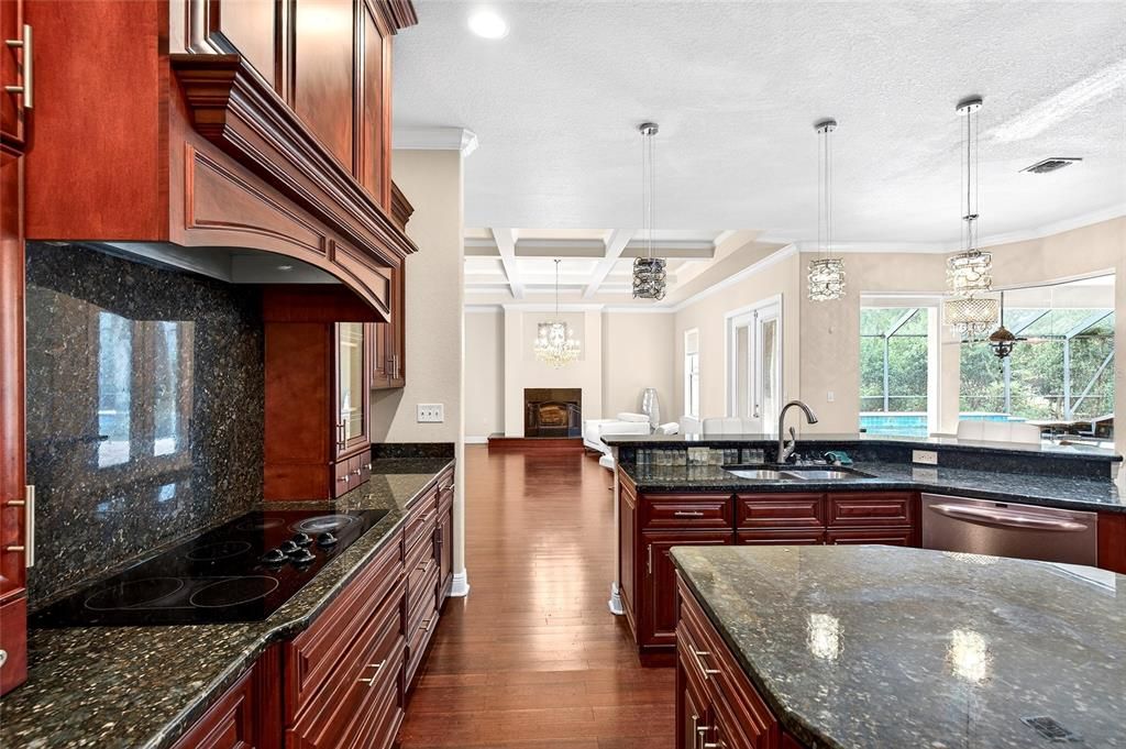 На продажу: $750,000 (6 спален, 3 ванн, 4350 Квадратных фут)