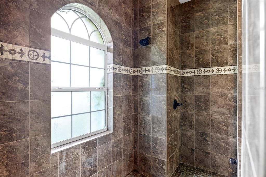 На продажу: $750,000 (6 спален, 3 ванн, 4350 Квадратных фут)