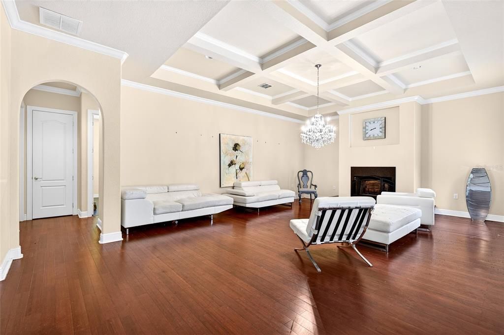 На продажу: $750,000 (6 спален, 3 ванн, 4350 Квадратных фут)