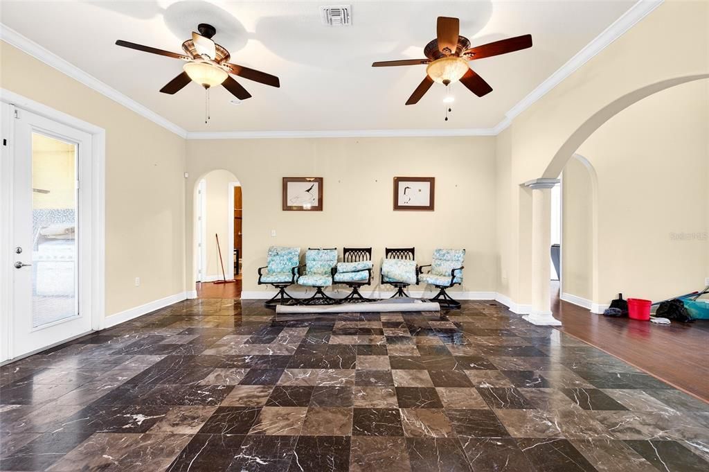 На продажу: $750,000 (6 спален, 3 ванн, 4350 Квадратных фут)