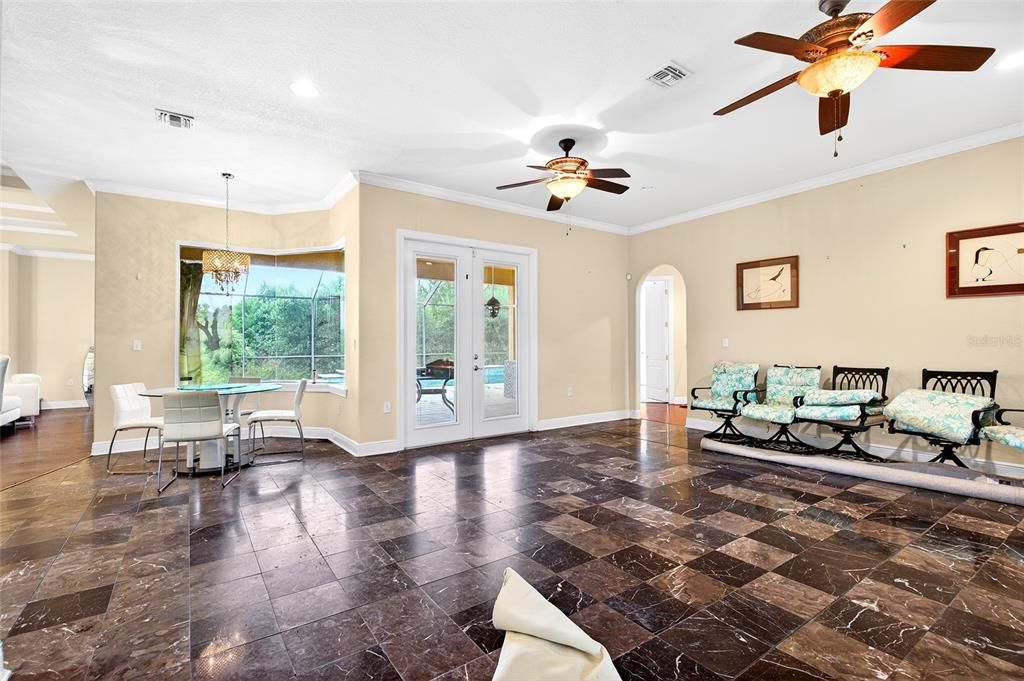 На продажу: $750,000 (6 спален, 3 ванн, 4350 Квадратных фут)