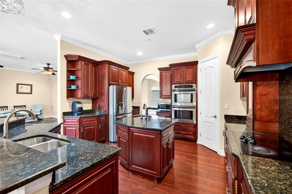 На продажу: $750,000 (6 спален, 3 ванн, 4350 Квадратных фут)