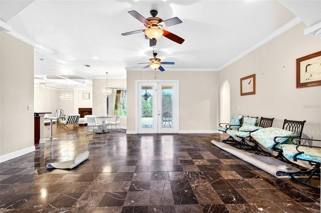 На продажу: $750,000 (6 спален, 3 ванн, 4350 Квадратных фут)