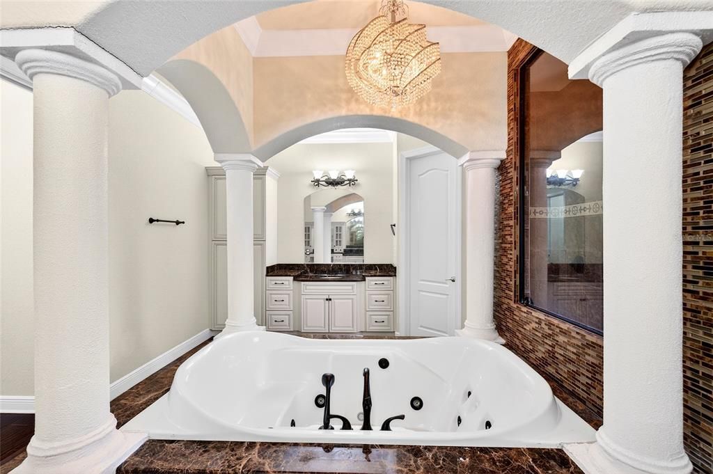 На продажу: $750,000 (6 спален, 3 ванн, 4350 Квадратных фут)