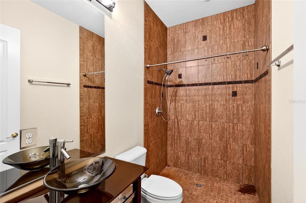 На продажу: $750,000 (6 спален, 3 ванн, 4350 Квадратных фут)