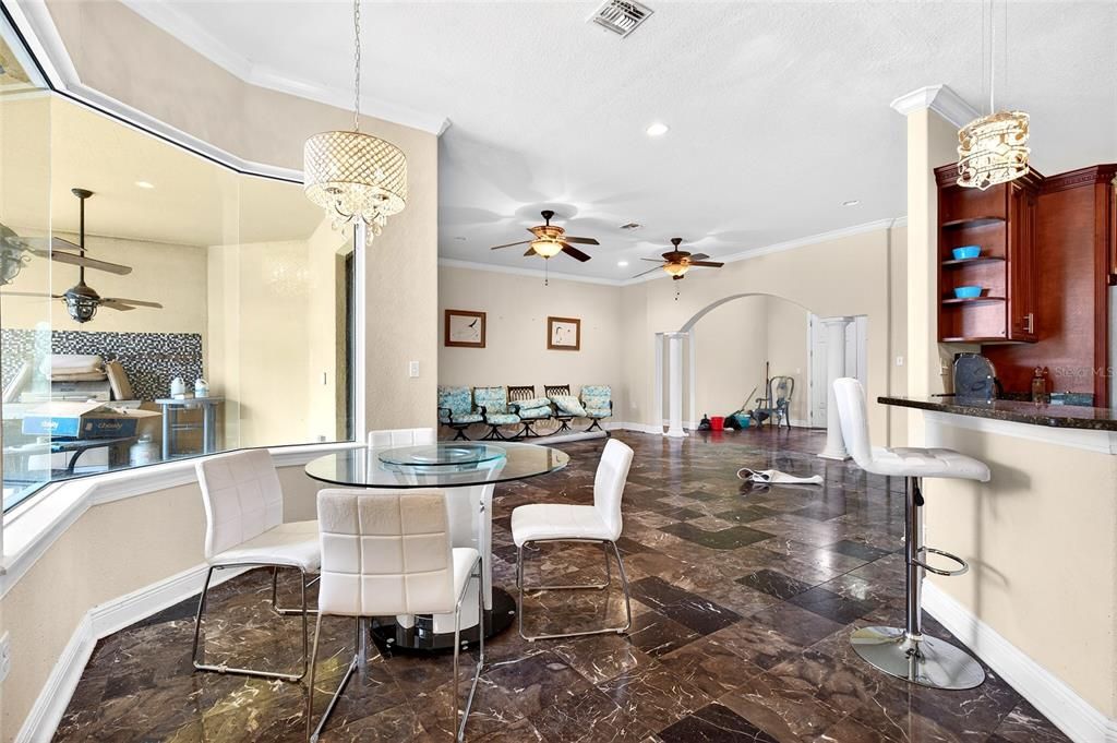 На продажу: $750,000 (6 спален, 3 ванн, 4350 Квадратных фут)