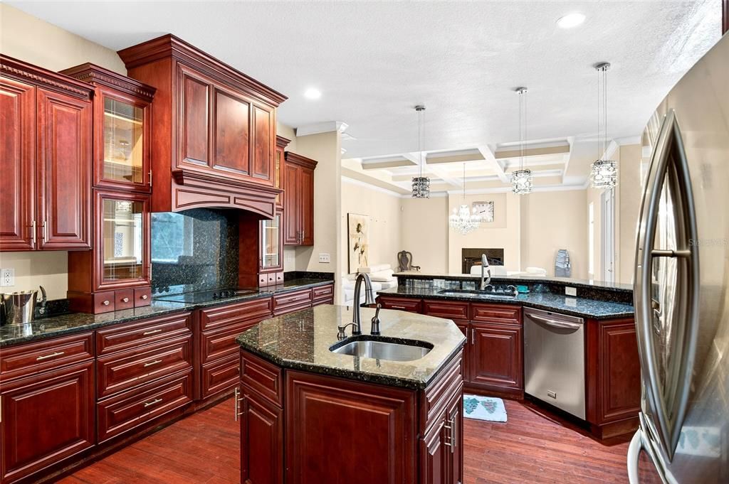 На продажу: $750,000 (6 спален, 3 ванн, 4350 Квадратных фут)