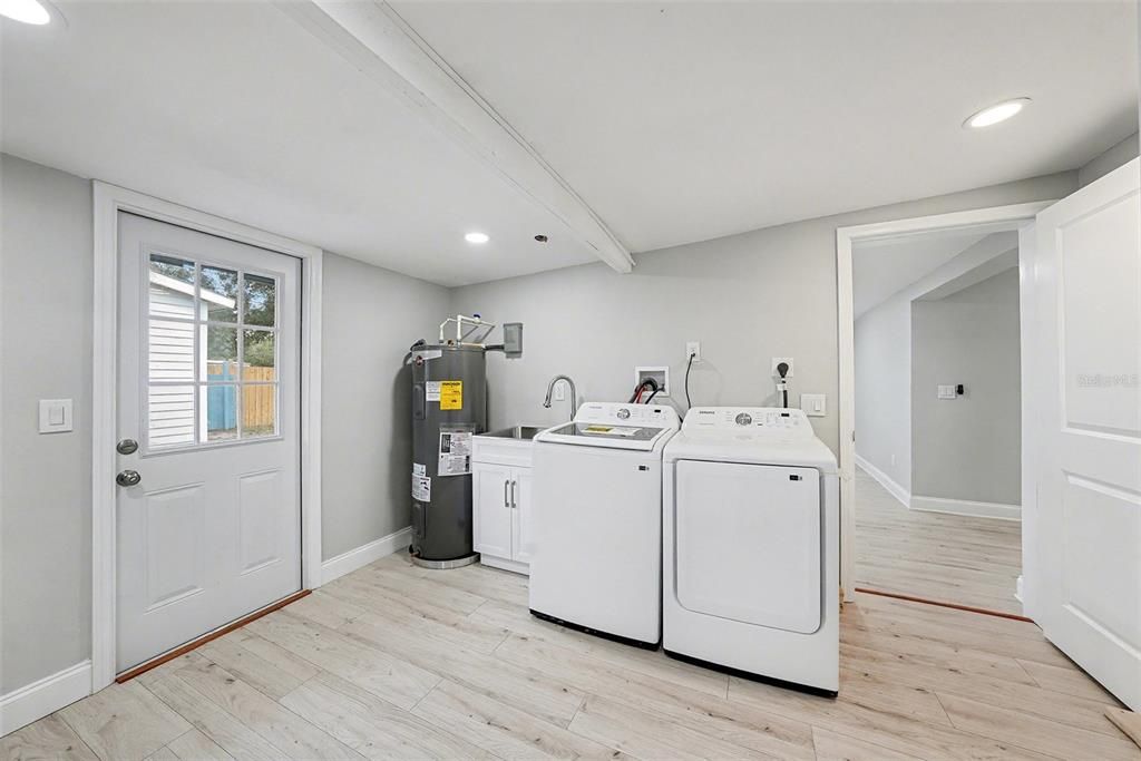 На продажу: $475,000 (4 спален, 2 ванн, 1844 Квадратных фут)