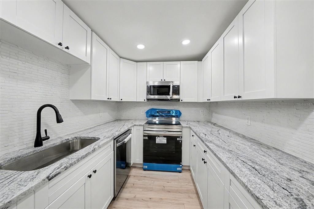 На продажу: $475,000 (4 спален, 2 ванн, 1844 Квадратных фут)