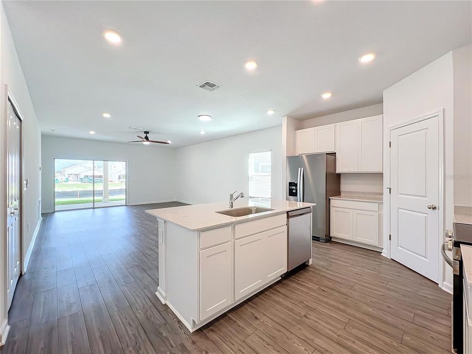 В аренду: $2,500 (4 спален, 2 ванн, 1712 Квадратных фут)