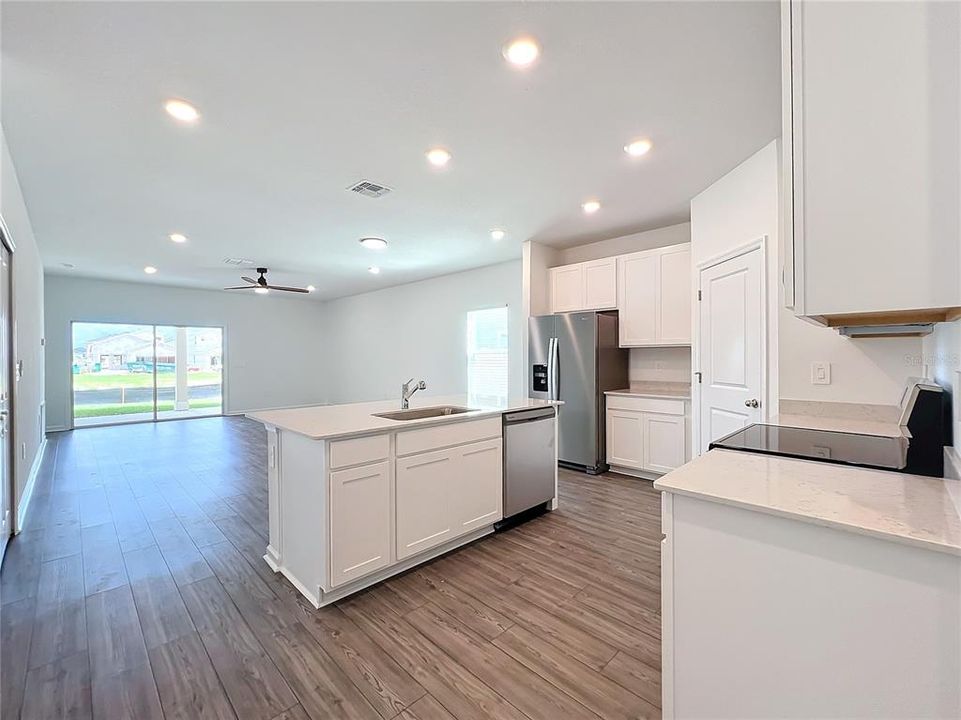 В аренду: $2,500 (4 спален, 2 ванн, 1712 Квадратных фут)