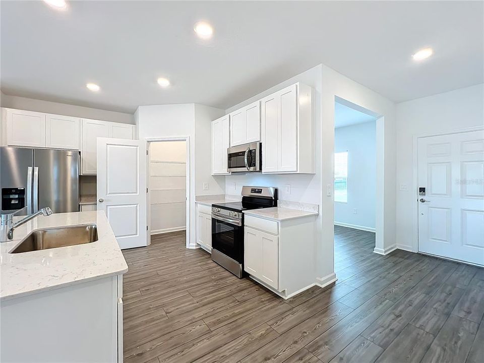 В аренду: $2,500 (4 спален, 2 ванн, 1712 Квадратных фут)