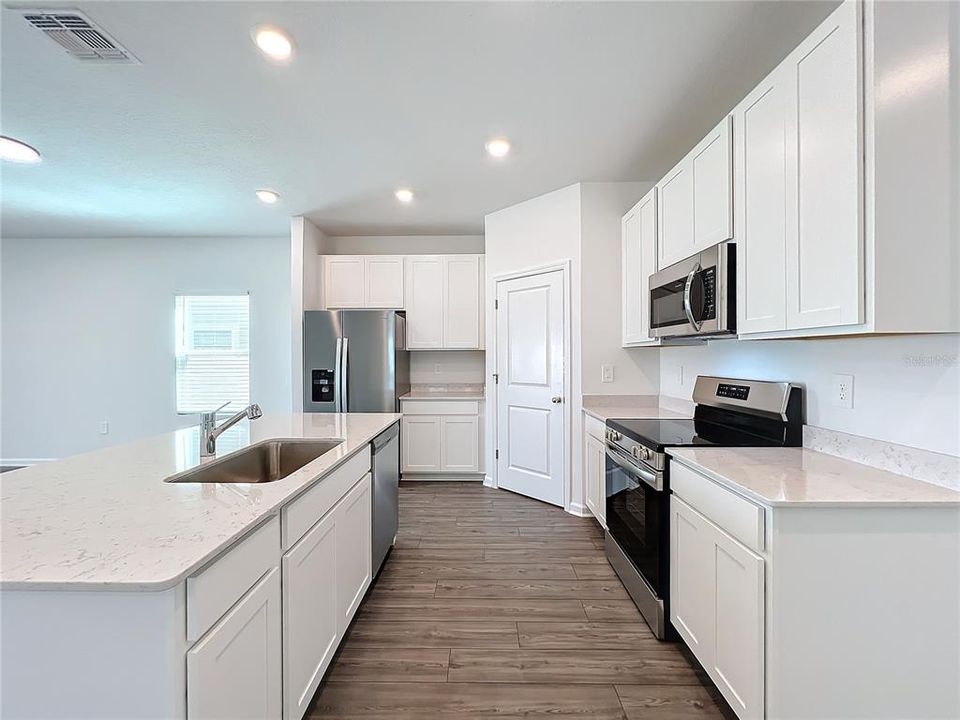 В аренду: $2,500 (4 спален, 2 ванн, 1712 Квадратных фут)